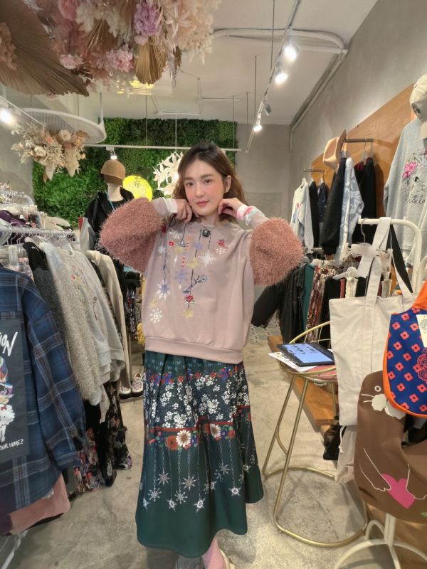 造型袖子錘鍊刺繡上衣 