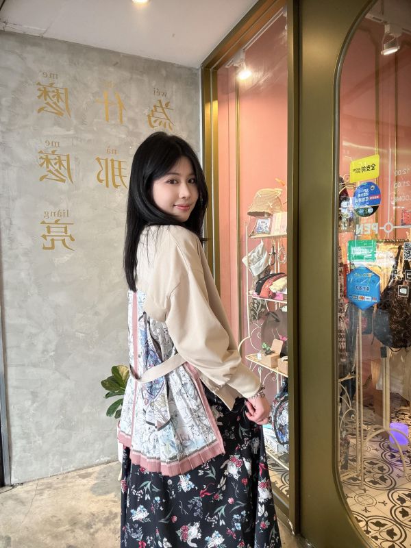 星座窗花百褶造型上衣 