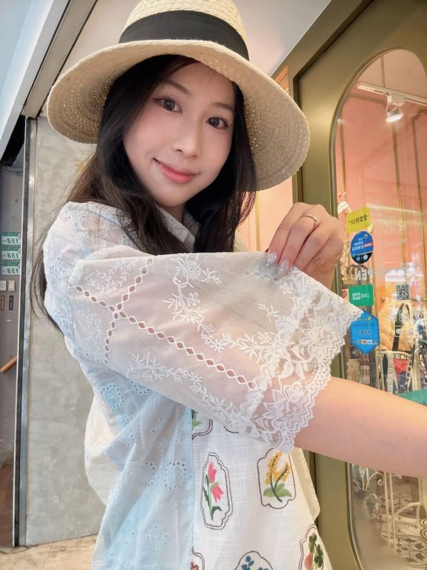 花草蕾絲拼接襯衫 
