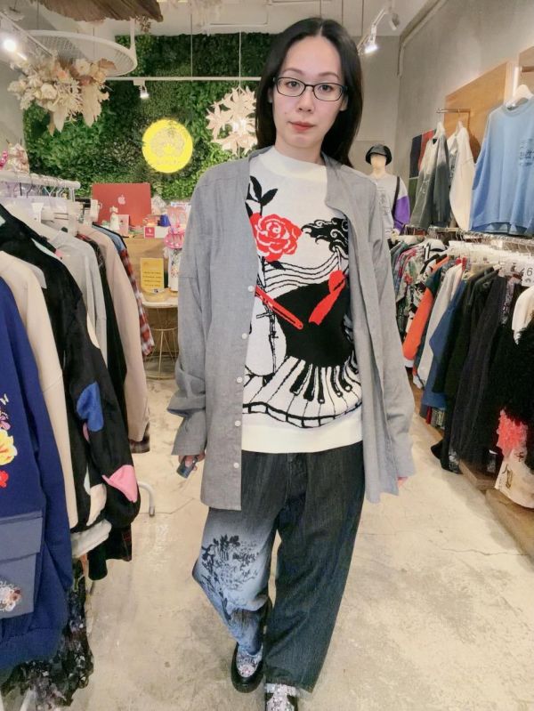 小提琴女人背影針織上衣 