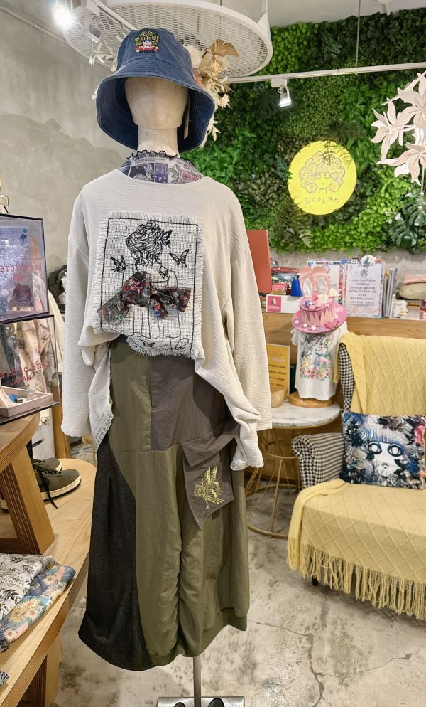 女人背影蝴蝶結造型上衣 