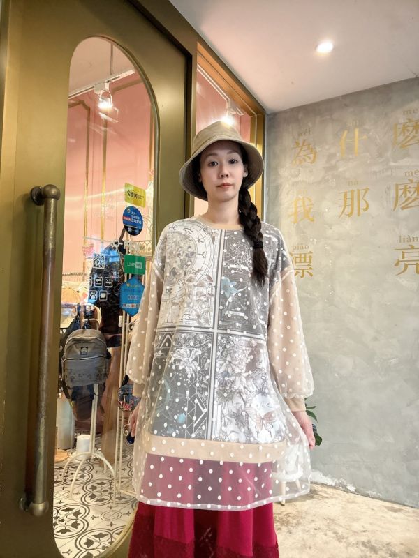 塔羅星空植絨點點紗上衣 