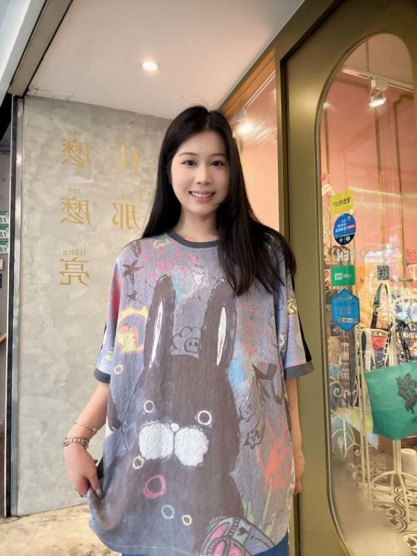 蕾絲布兔子塗鴉上衣 