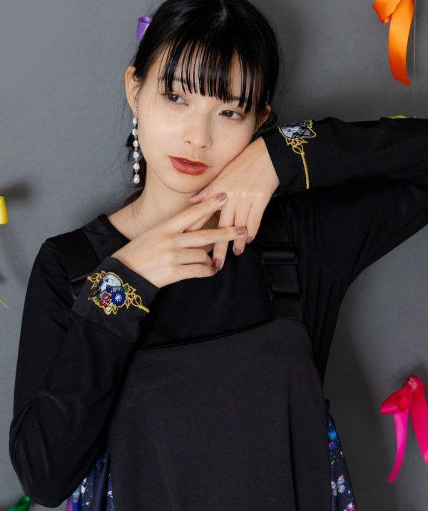 圓領薄毛刺繡內搭衣 