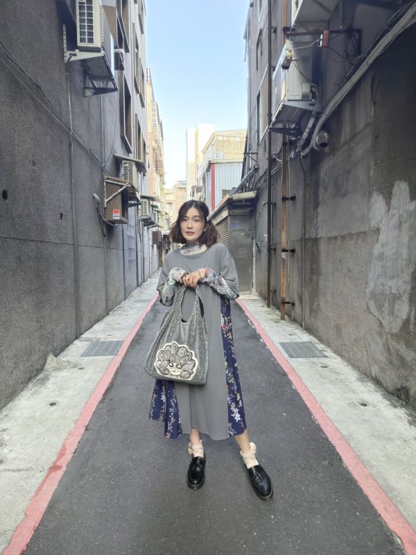 顯瘦細折花朵邊洋裝 