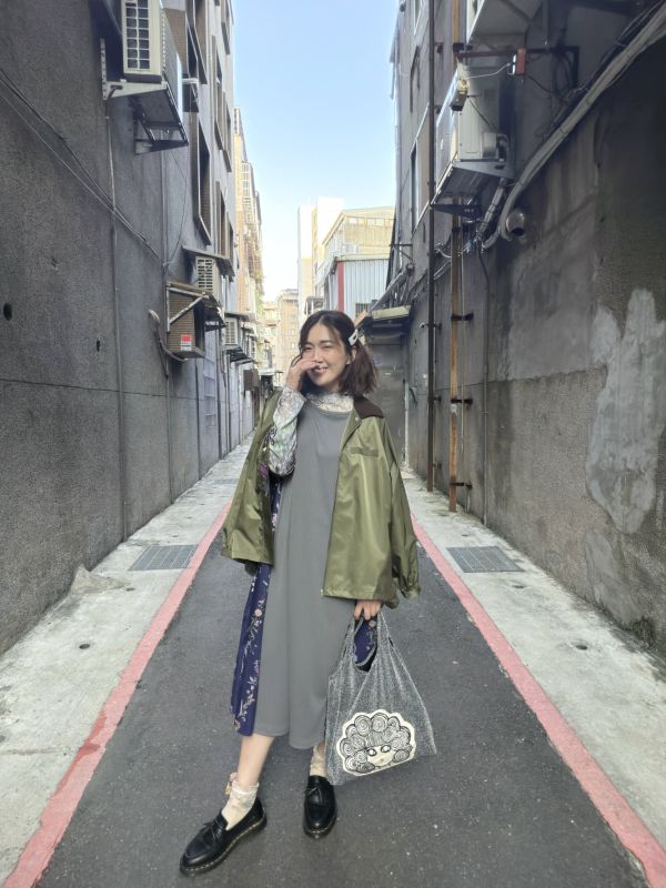 顯瘦細折花朵邊洋裝 