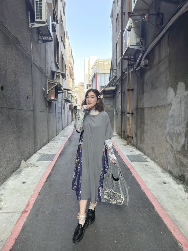 顯瘦細折花朵邊洋裝 