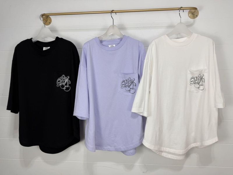 櫻桃塗鴉掛牌吊飾造型上衣 