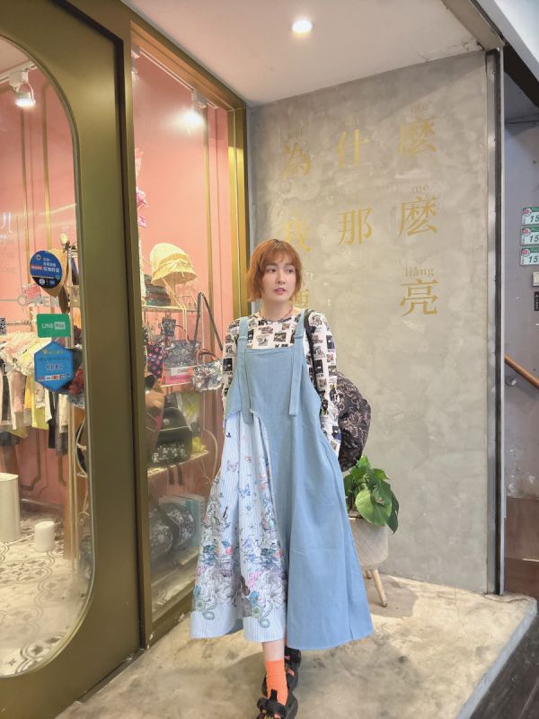 蝴蝶口袋牛仔吊帶裙 