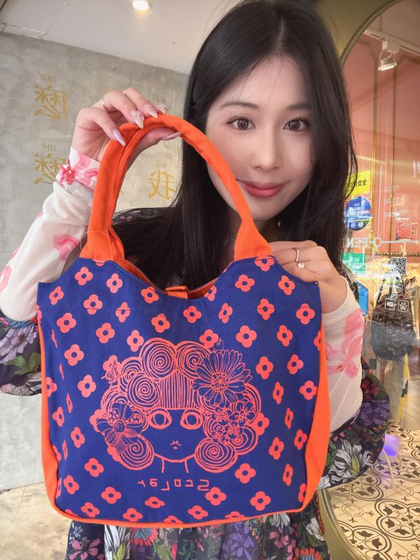 撞色娃頭帆布手提包 