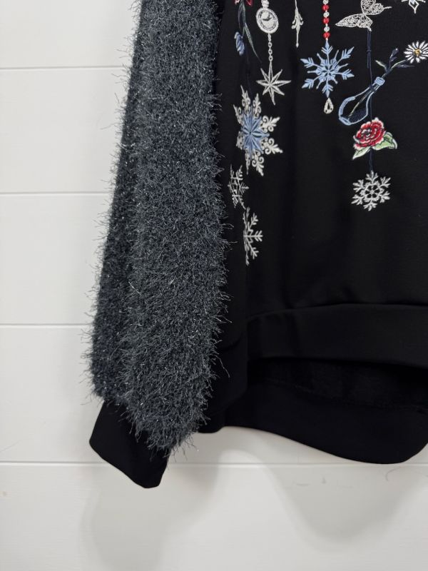 造型袖子錘鍊刺繡上衣 