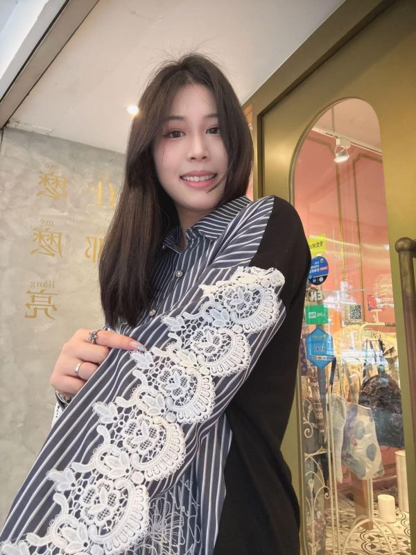 立體簍空蕾絲造型襯衫 