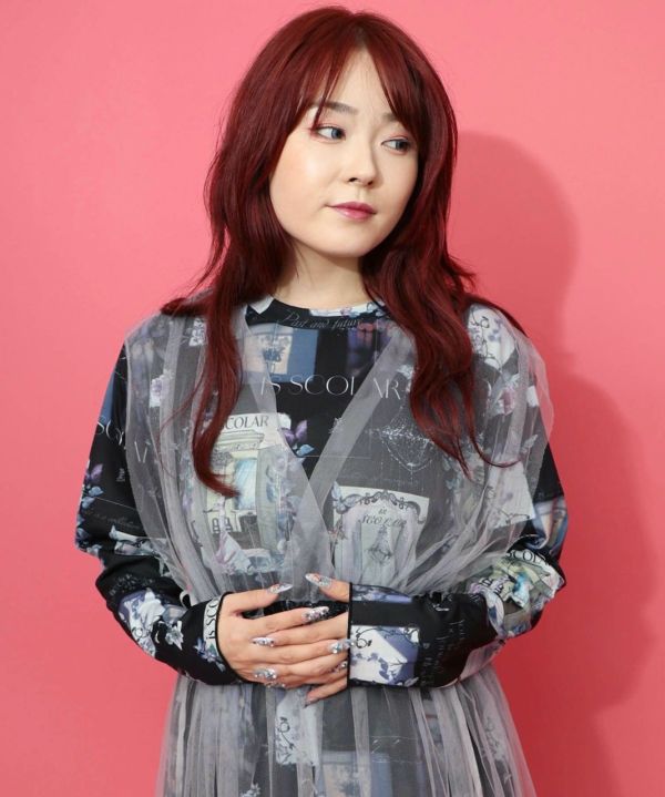 V領底片塗鴉長版上衣 