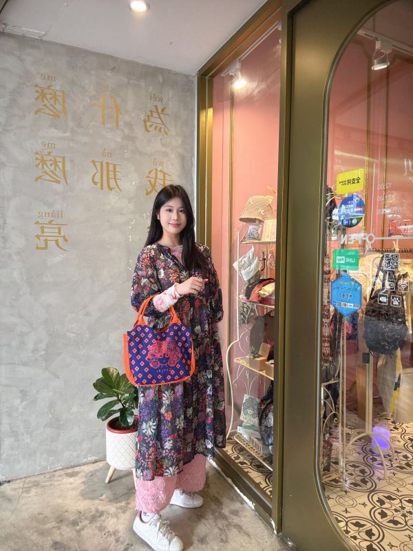 撞色娃頭帆布手提包 