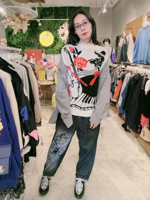 小提琴女人背影針織上衣 