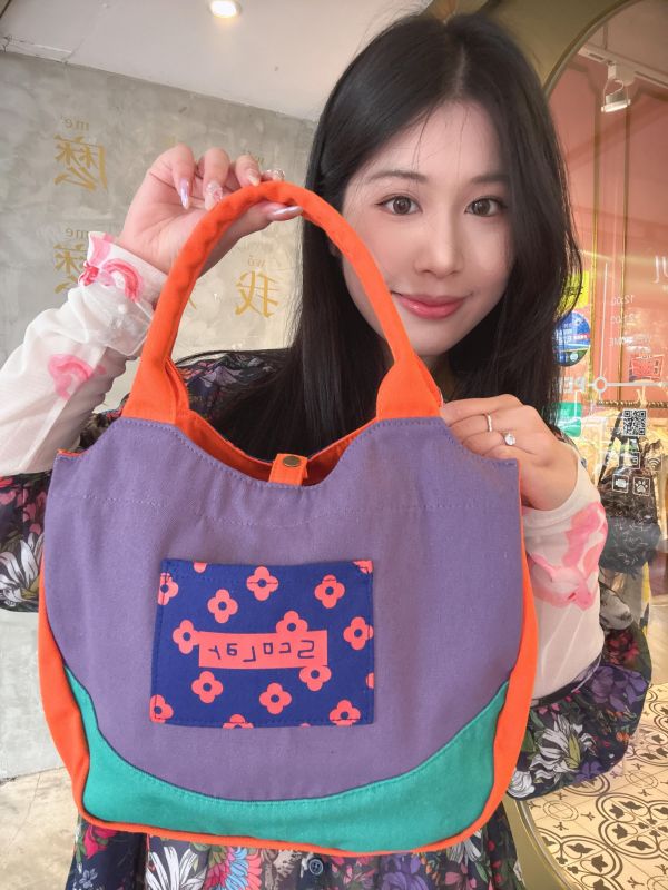 撞色娃頭帆布手提包 