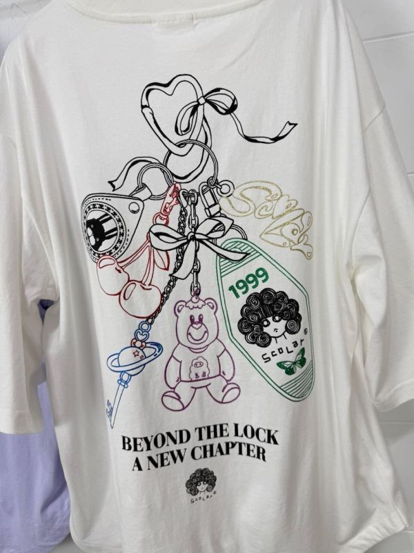 櫻桃塗鴉掛牌吊飾造型上衣 