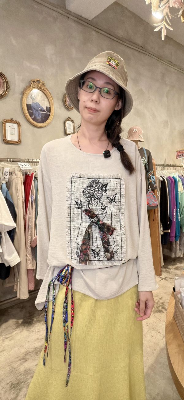 女人背影蝴蝶結造型上衣 