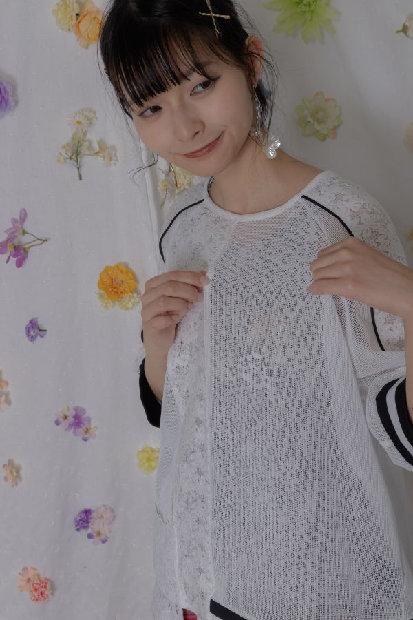 蕾絲拼接異材質上衣 