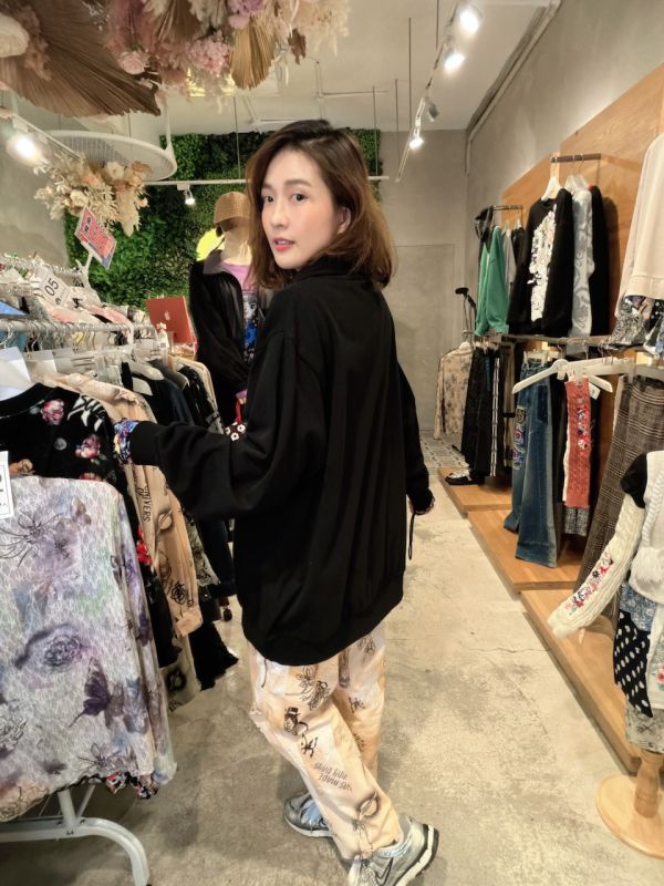 條紋娃頭彩虹塗鴉拉鏈上衣 