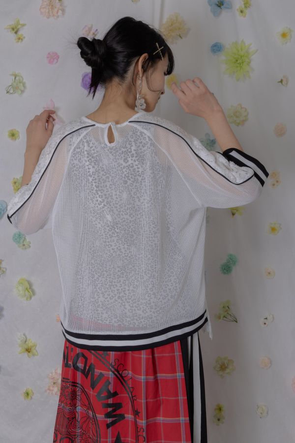 蕾絲拼接異材質上衣 