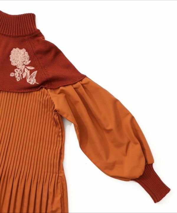 對稱刺繡花朵造型上衣 