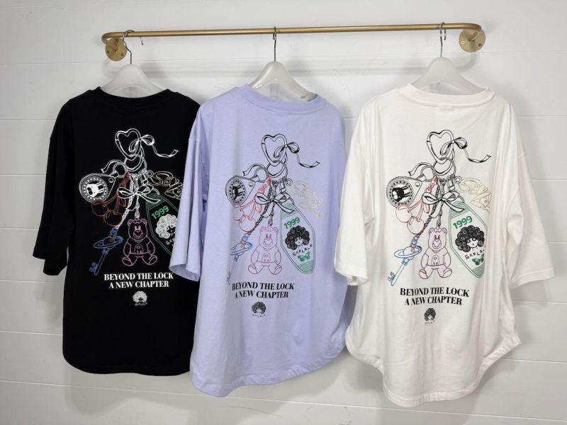 櫻桃塗鴉掛牌吊飾造型上衣 