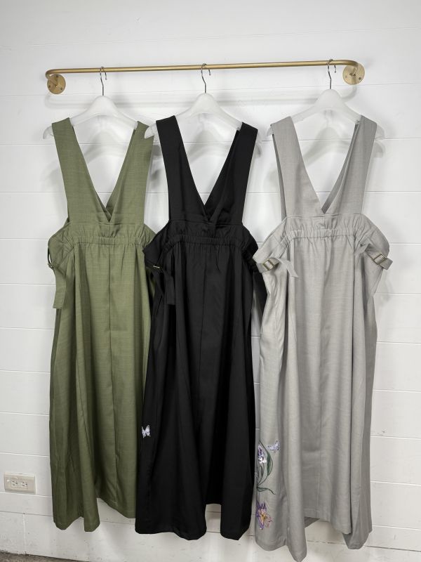 刺繡綁腰背心長洋裝 