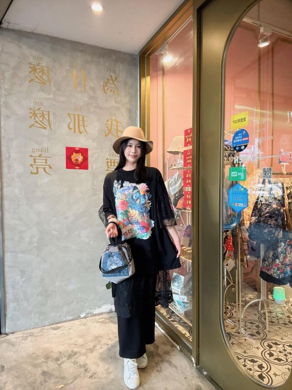 塗鴉拼接蕾絲長版衣 