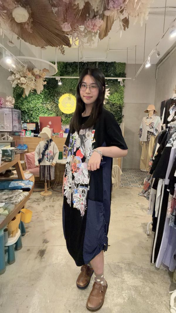 塗鴉異材質抽繩洋裝 