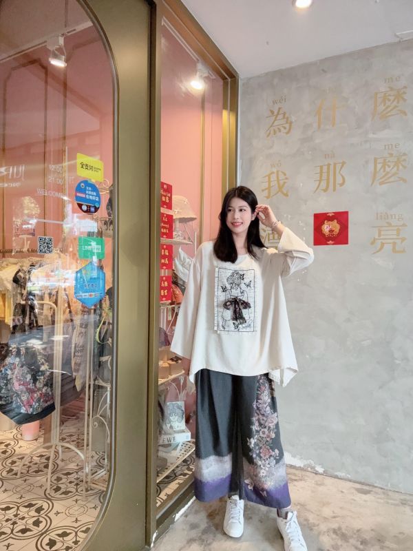 女人背影蝴蝶結造型上衣 