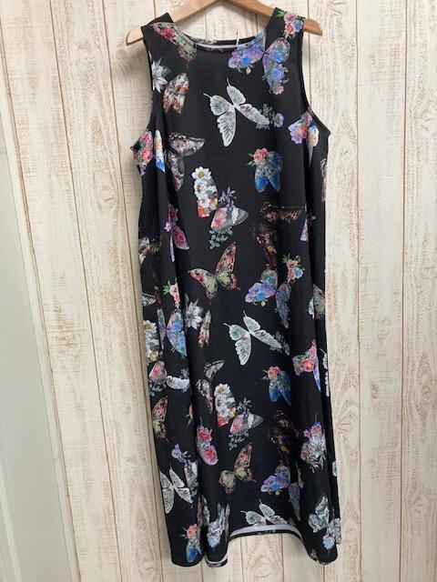 蝴蝶背心洋裝＆羽毛外上衣 