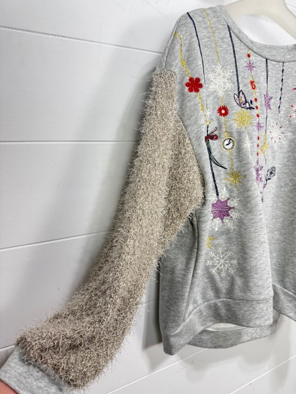 造型袖子錘鍊刺繡上衣 