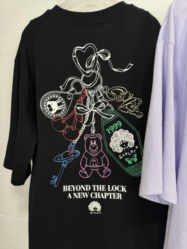 櫻桃塗鴉掛牌吊飾造型上衣 