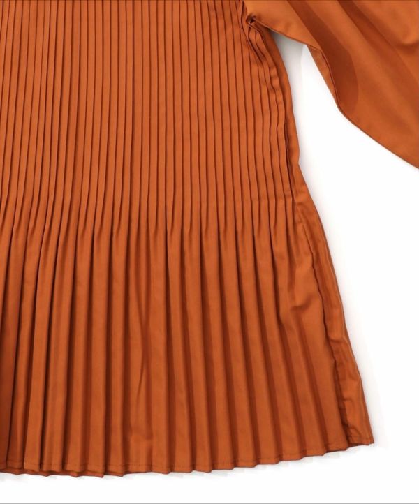 對稱刺繡花朵造型上衣 