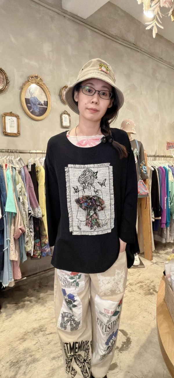 女人背影蝴蝶結造型上衣 
