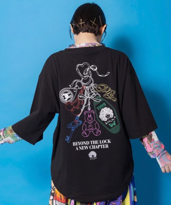 櫻桃塗鴉掛牌吊飾造型上衣 