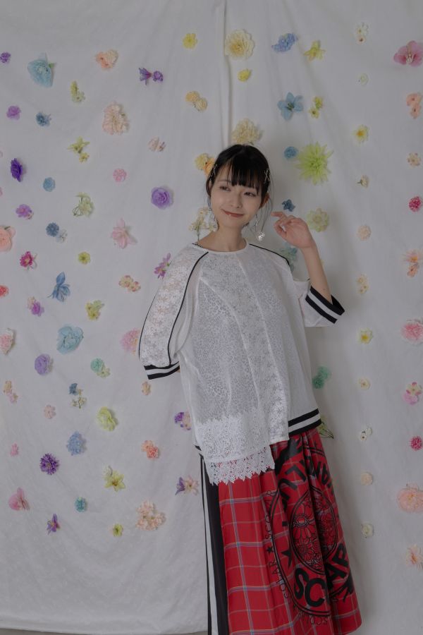 蕾絲拼接異材質上衣 