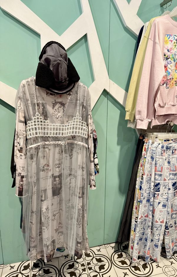 V領底片塗鴉長版上衣 