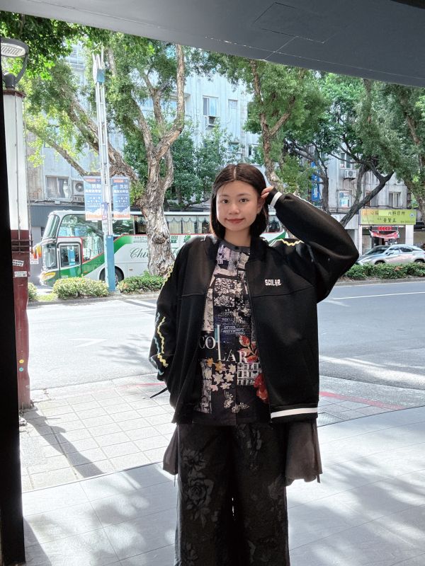 塗鴉造型圓弧襯衫 