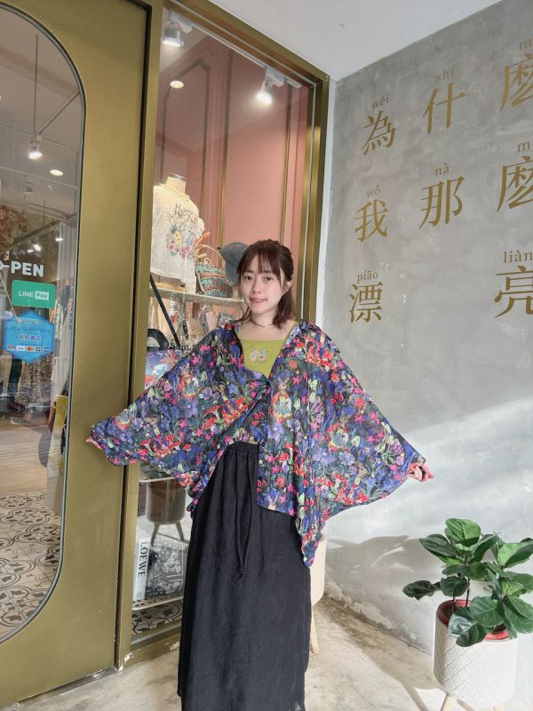 滿版塗鴉蕾絲布襯衫 