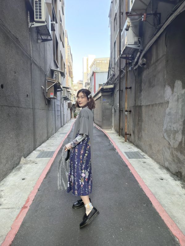 顯瘦細折花朵邊洋裝 