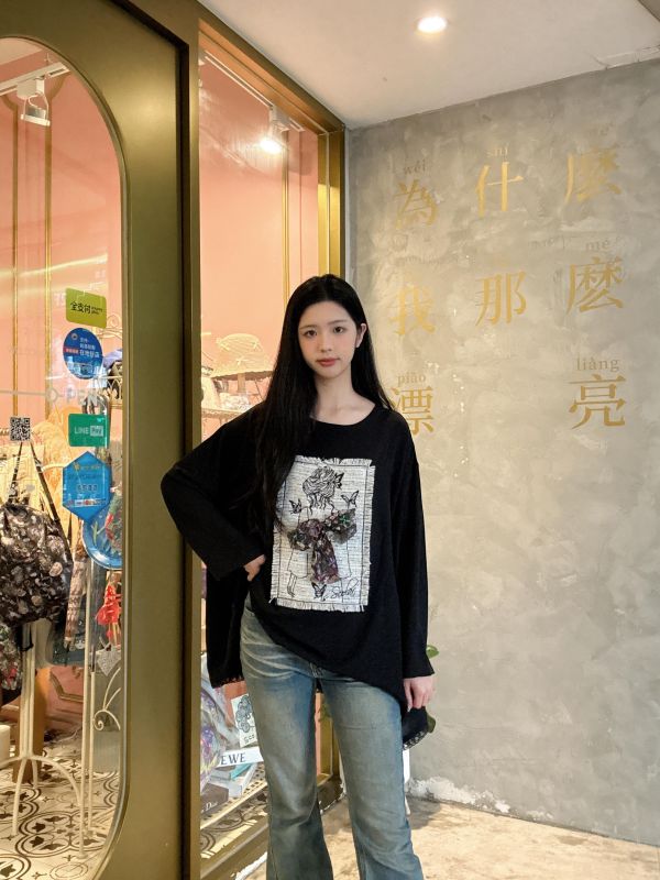 女人背影蝴蝶結造型上衣 