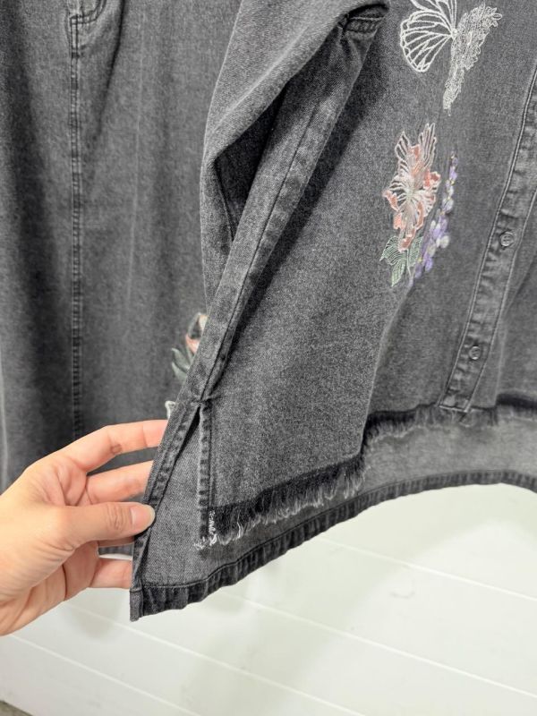 花朵刺繡毛邊襯衫 