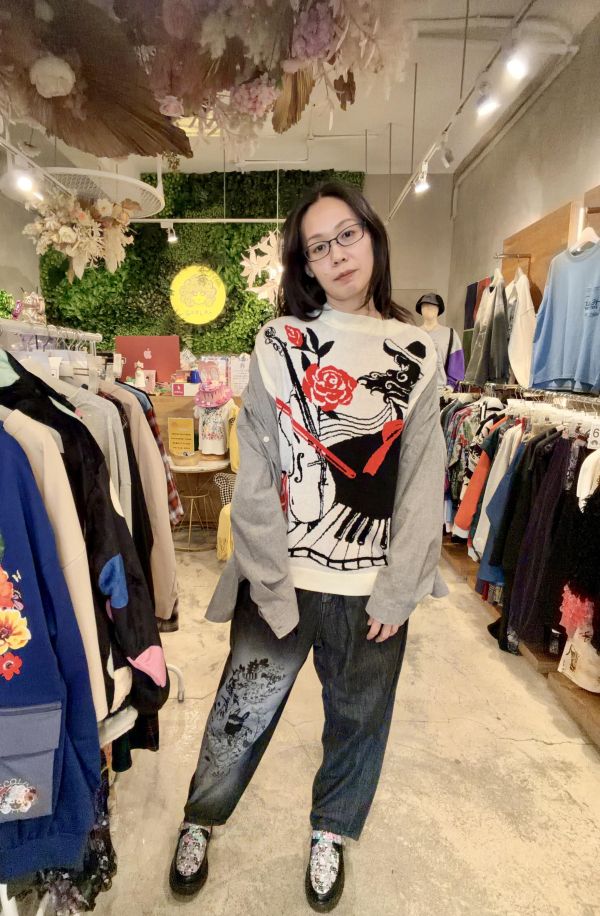 小提琴女人背影針織上衣 