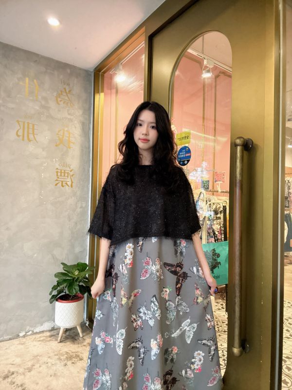蝴蝶背心洋裝＆羽毛外上衣 