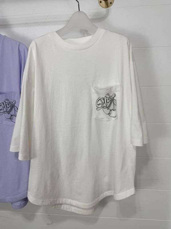 櫻桃塗鴉掛牌吊飾造型上衣 