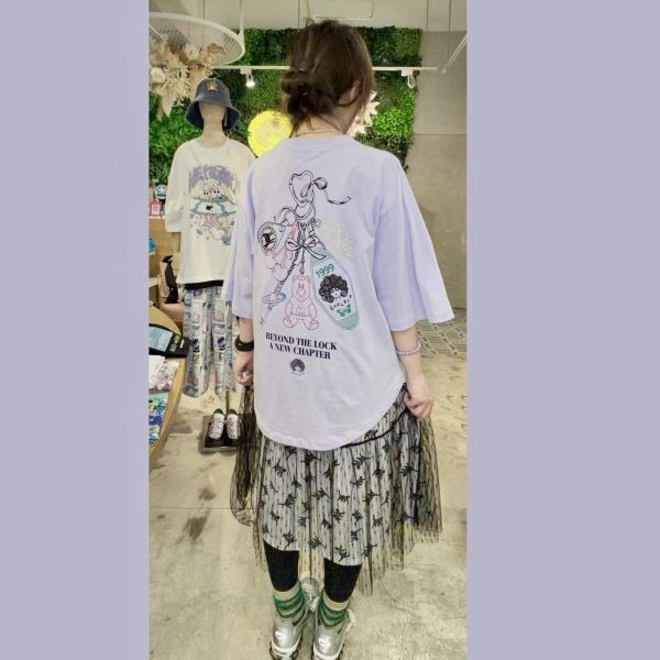 櫻桃塗鴉掛牌吊飾造型上衣 