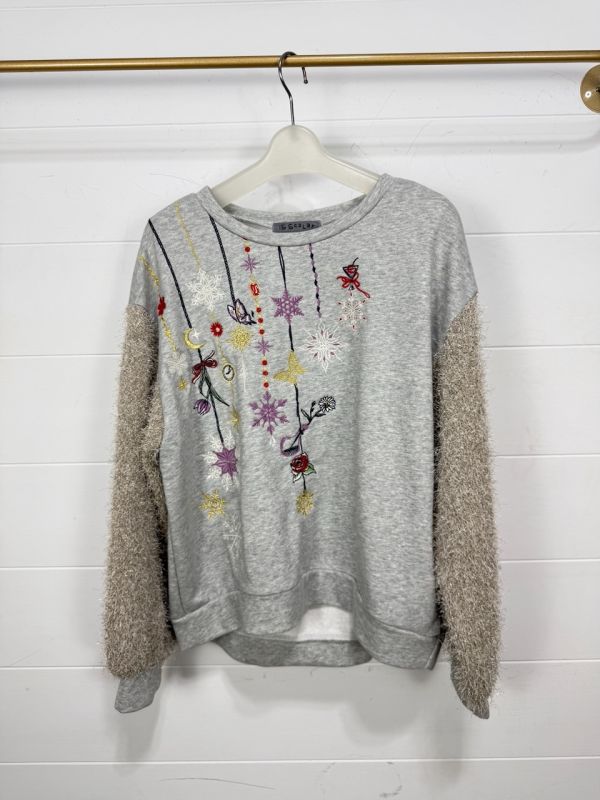 造型袖子錘鍊刺繡上衣 