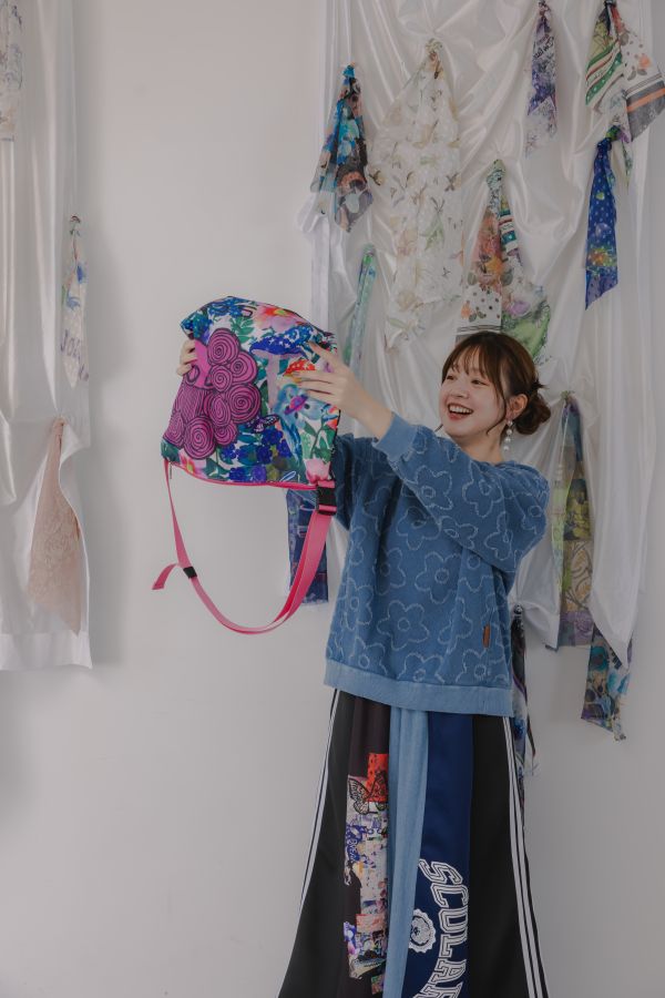 娃娃頭貓咪花朵側背包 